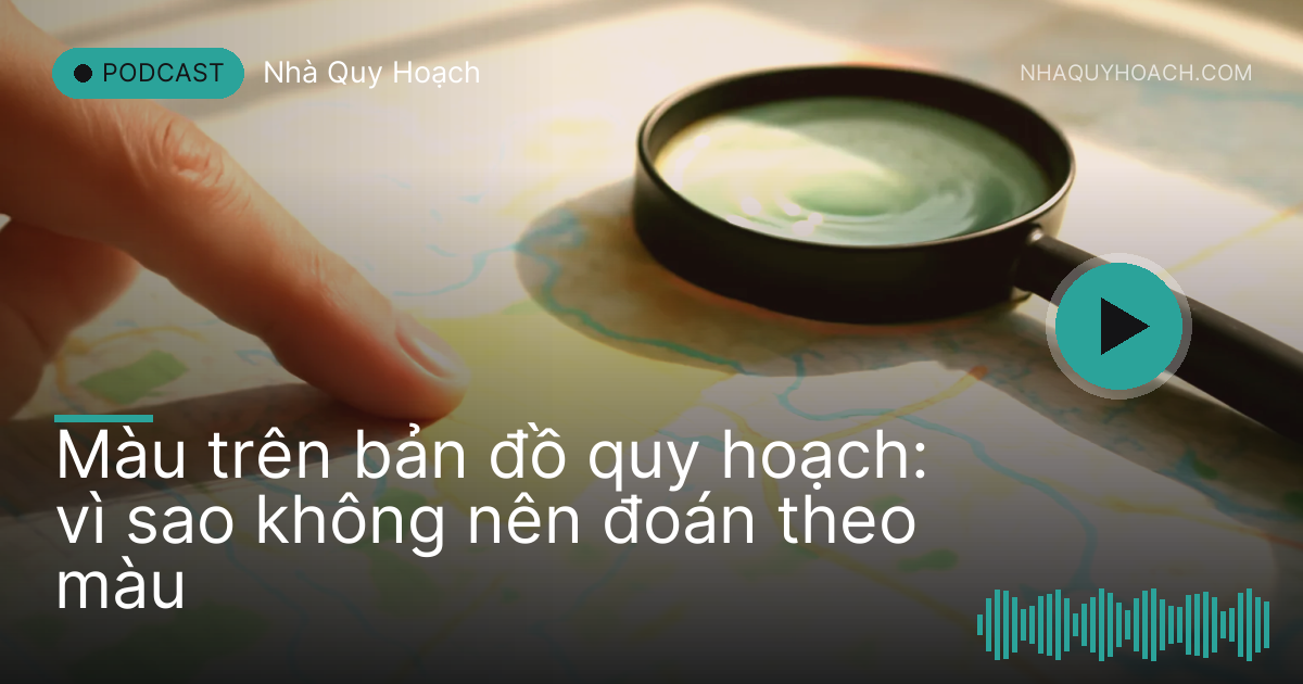 Ngón tay chỉ vào ô màu vàng nhạt trên bản đồ quy hoạch, kính lúp đặt bên cạnh