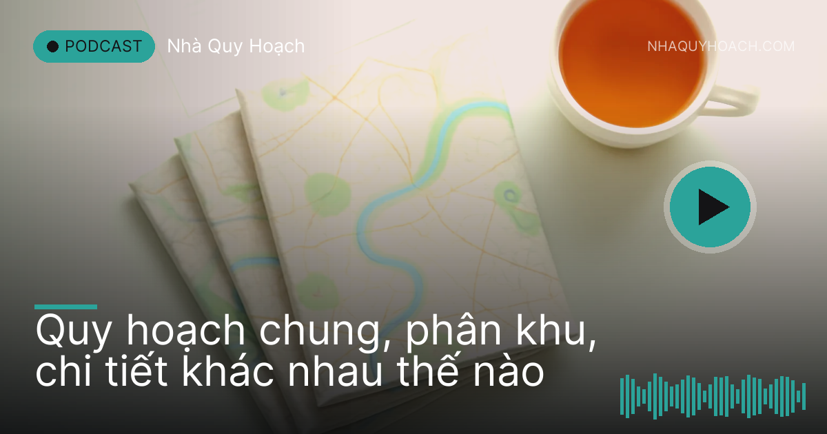 Ba tấm bản đồ gấp khác cỡ xếp chồng trên bàn làm việc sáng cạnh cốc trà