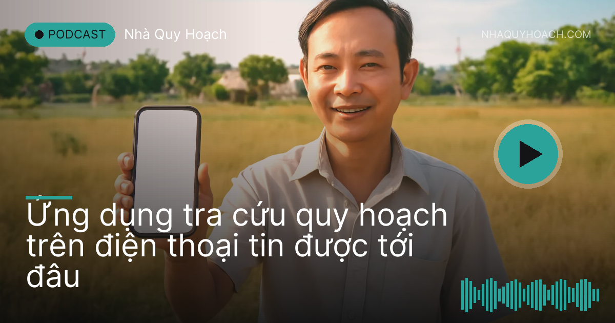 Người đàn ông trung niên đứng giữa bãi đất trống cầm điện thoại xem bản đồ