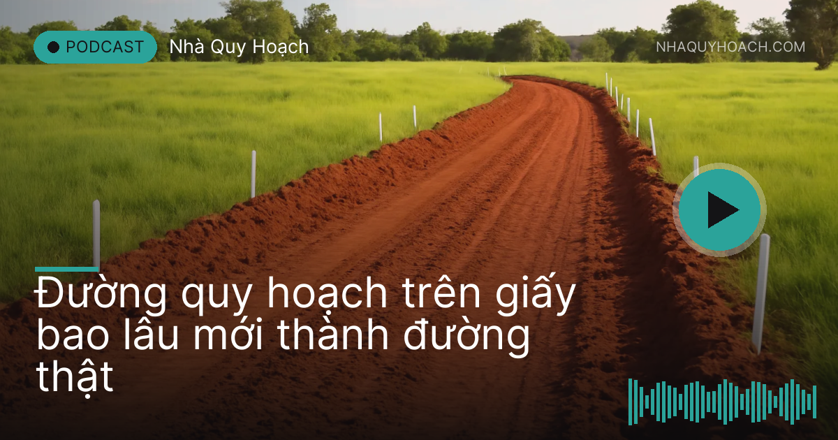 Con đường đất đỏ đang san dở dang cắt qua đồng cỏ, có cọc mốc sơn trắng
