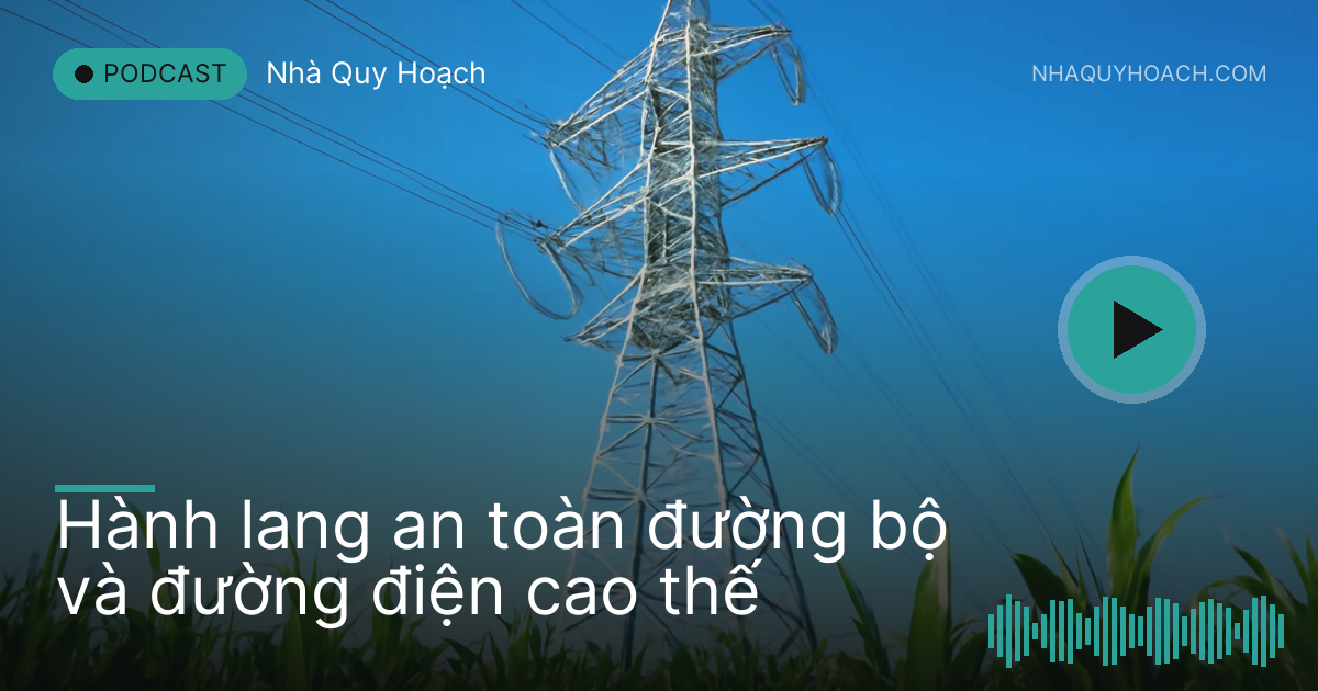 Cột điện cao thế bằng thép sừng sững giữa ruộng ngô dưới trời xanh