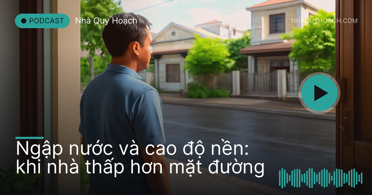 Người đàn ông đứng ở bậc cửa nhìn xuống mặt đường vừa tráng nhựa cao hơn nền nhà