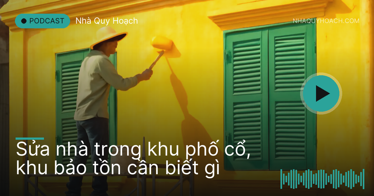 Thợ sơn lại mặt tiền nhà ống cổ màu vàng có cửa chớp xanh