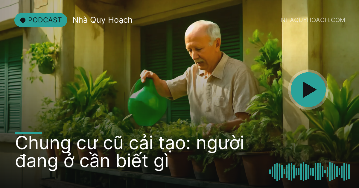 Cụ ông tưới cây trên ban công chung cư cũ nhiều chậu xanh, nhìn từ sân dưới lên