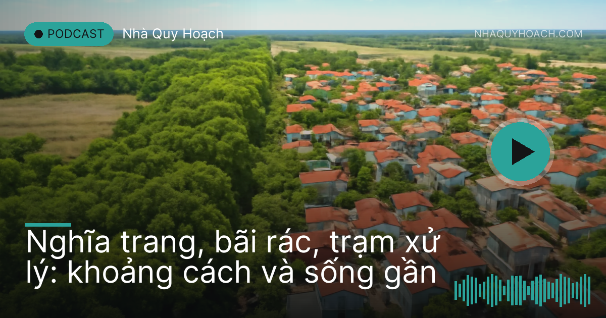 Hàng cây xanh dày chắn giữa khu dân cư và bãi đất trống phía xa, nhìn từ trên cao