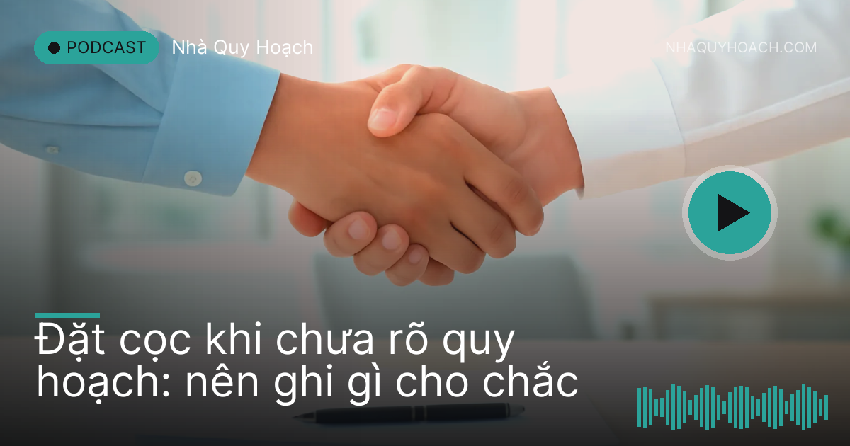 Hai bàn tay bắt nhau trên bàn có tập giấy úp và cây bút trong văn phòng sáng