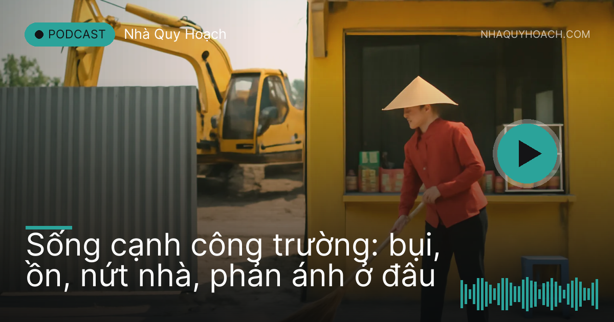 Máy xúc vàng làm việc sau hàng rào tôn, bà chủ tiệm nước quét bụi trước cửa