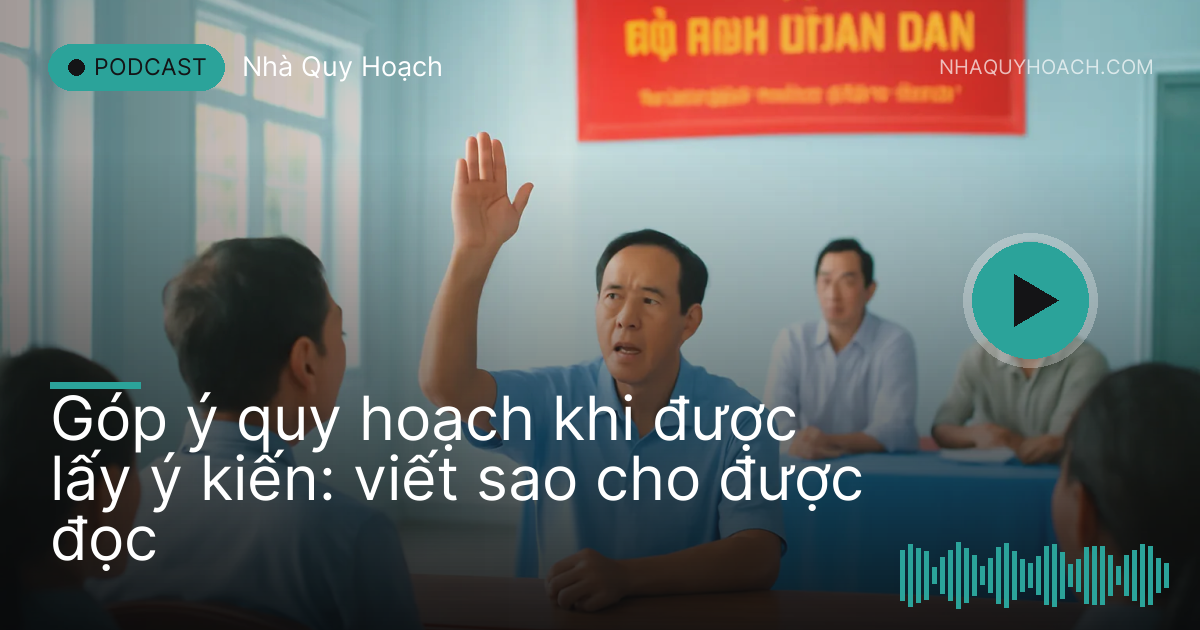 Hội trường thôn có người dân giơ tay phát biểu, cán bộ ngồi lắng nghe