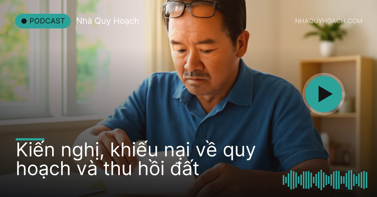 Người đàn ông trung niên đeo kính xếp giấy tờ vào bìa hồ sơ trên bàn trong nhà