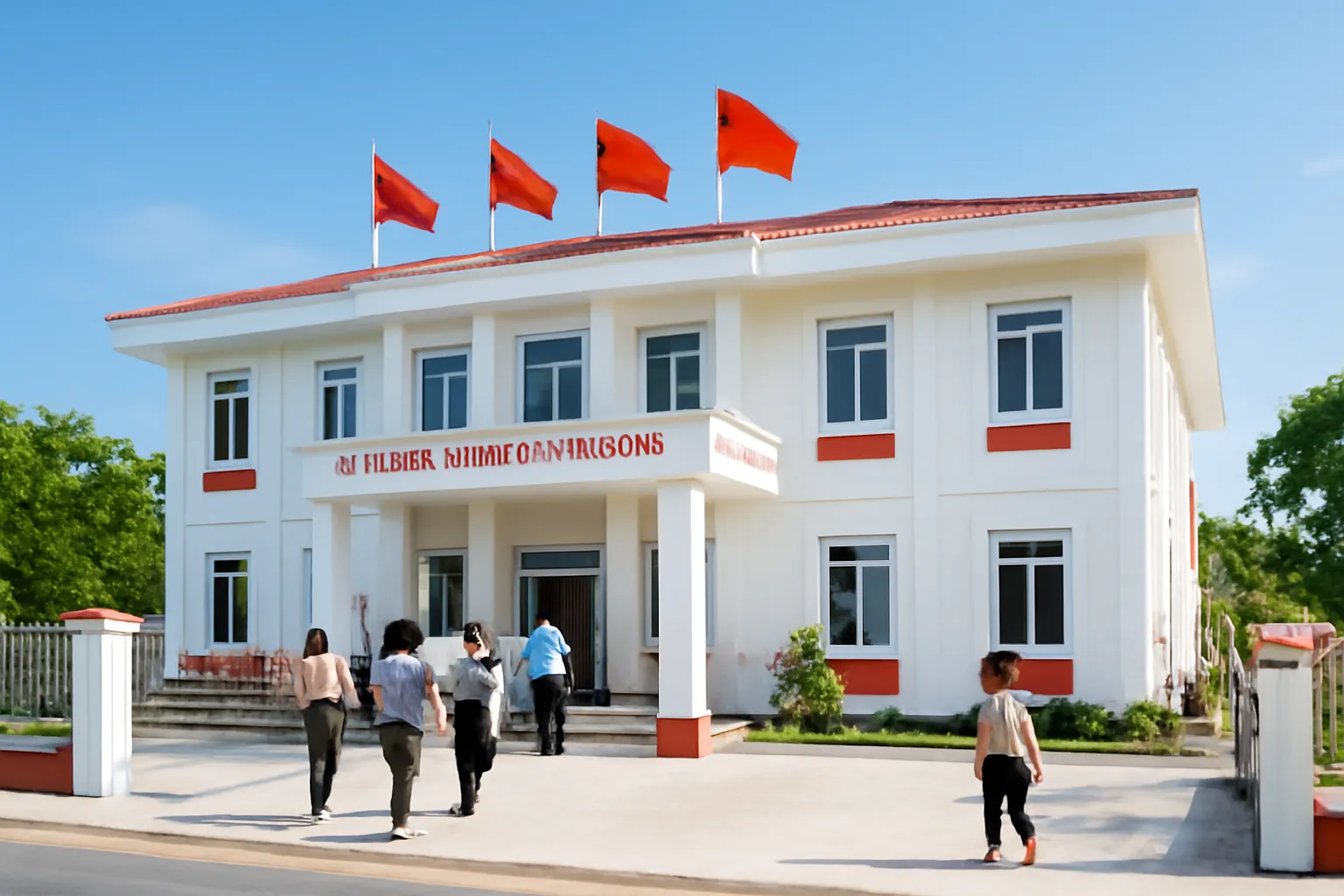 Trụ sở phường mới sơn trắng, cờ bay, người dân đi vào làm thủ tục buổi sáng